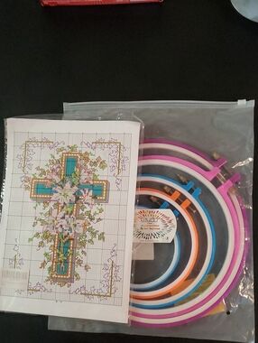 Cross pattern cross stitch with 5 plastic hoops